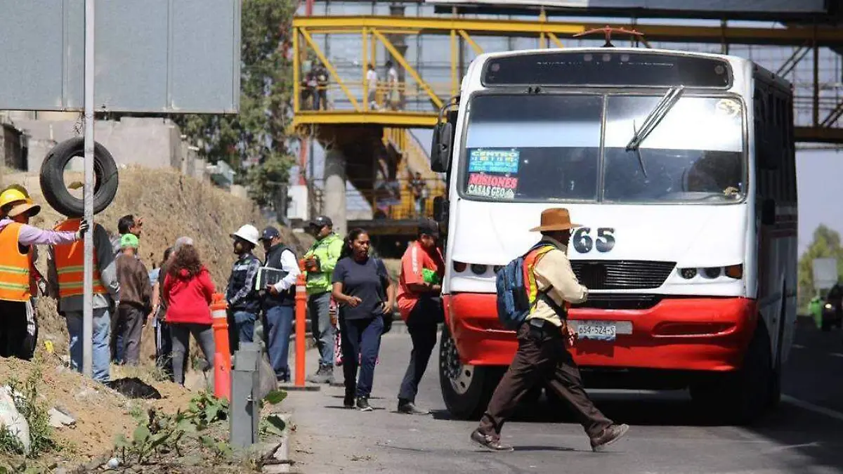 Personal del gobierno federal y estatal comenzó a poner barandal metálico